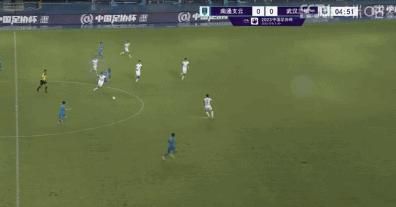 关于《万箭穿心》的最新影评　　　　《万箭穿心》中有一个镜头，在火车道口前，骑自行车上班的工人一边等火车驶过，一边用一次性饭盒划拉着早餐，火车曩昔，道口开放，工人将饭盒往前面的车筐里一放，继续骑车上班。